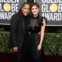 Keberanian Emma Watson untuk selalu tampil beda dengan gaya yang unik patut diakui. Namun tidak demikian dengan gayanya kali ini. (Foto: Frazer Harrison/Getty Images)