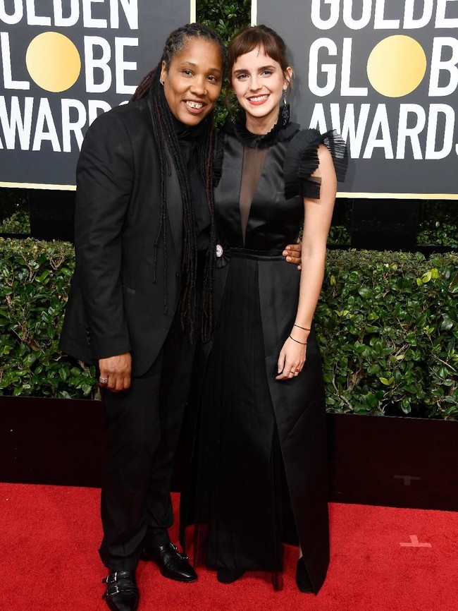 Keberanian Emma Watson untuk selalu tampil beda dengan gaya yang unik patut diakui. Namun tidak demikian dengan gayanya kali ini. (Foto: Frazer Harrison/Getty Images)