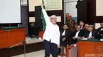 Foto: Pekikan Takbir Jonru di Sidang Dakwaan