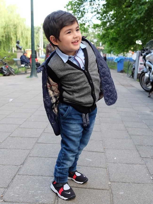 Si ganteng Quenzino Acana Naif, adalah putra dari artis cantik Carissa Putri. Carissa selalu membuat Quenzi yang berusia empat tahun tampil keren seperti pangeran. Foto: Instagram