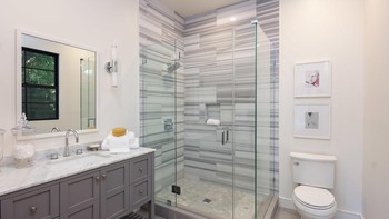 Penampakan kamar mandi yang lainnya. (Foto: Matthew Momberger)