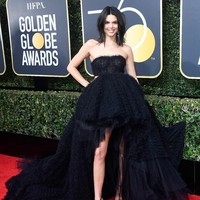 Gaun strapless berpotongan asimetris dengan detail ruffle membuat penampilannya tampak dramatis. Foto: Frazer Harrison/Getty Images