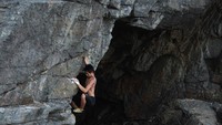 Cliff Jumping. Kerap juga disebut sebagai tombstoning, aktivitas menguji nyali ini dilakukan dengan melompat dari dinding tebing dan terjun ke laut atau danau. Semua dilakukan sama sekali tanpa alat pengaman. (Lo Ka Fai/China Photos/Getty Images)