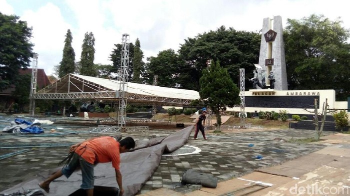 Tenda, panggung dan peralatan yang disewa untuk deklarasi Sudirman Said maju Pilgub Jateng dibongkar