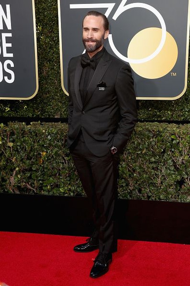 Joseph Fiennes juga mengenakan busana serba hitam. Yang membuat tampilannya lebih unik adalah kemeja hitam dengan aksen vertikal bertekstur di bagian tengah. Foto: Getty Images