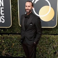 Joseph Fiennes juga mengenakan busana serba hitam. Yang membuat tampilannya lebih unik adalah kemeja hitam dengan aksen vertikal bertekstur di bagian tengah. Foto: Getty Images
