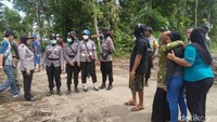 Kembali terjadi adu mulut dan aksi dorong. Entah siapa yang memulai, kericuhan merembet menjadi adu fisik. 