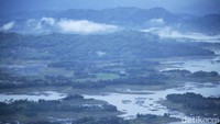 Kalau dari ketinggian, pemandangan itu akan terlihat indah. Namun jika dilihat dari dekat tampak banyak sampah di aliran sungainya (Wisma Putra/detikTravel)