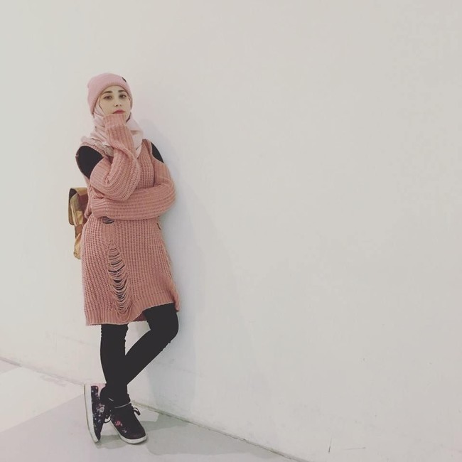 Penampilan Kim Miso kali ini tampak kasual saat menerapkan sweater berpotongan cutout di lengan atas, celana hitam panjang, serta sneakers. Hoodie warna pink melengkapi gaya santainya. Foto: Dok. Instagram @kimmiso1194