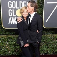 Selain Claire Foy, aktris senior Kyra Sedwick juga datang ke red carpet Golden Globes 2018 dengan setelan jas. Terlihat elegan, ia pun menambahkan clutch bermaterial satin. Foto: Getty Images