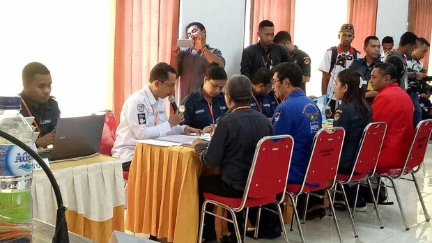 Pakai Baju Adat, Benny K Harman Daftar Cagub ke KPUD NTT