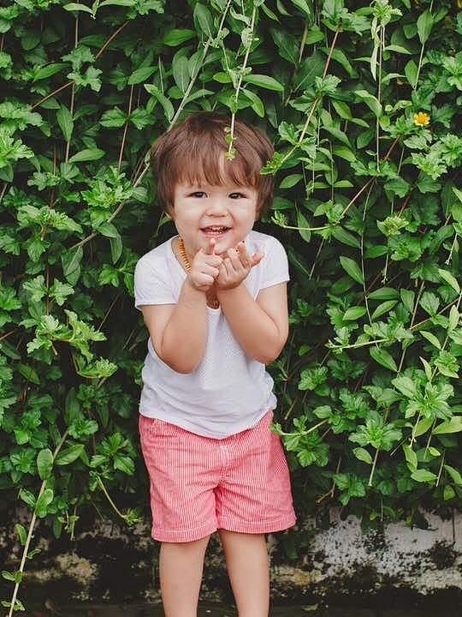 El Barack Alexander, balita berusia 2,5 tahun ini adalah anak dari Jessica Iskandar ini mempunyai ketampanan yang tak diragukan lagi. Di tambah dengan stylenya yang keren, bikin El makin terlihat ganteng. Foto: Instagram