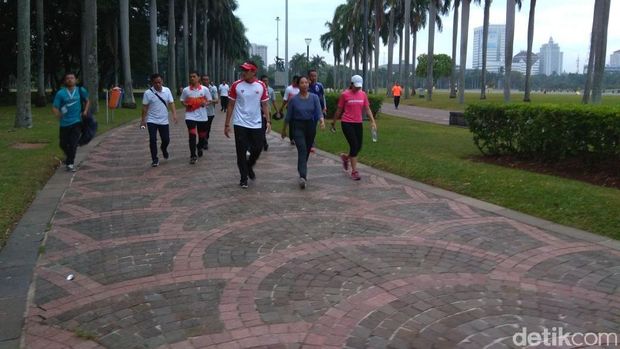 Sandi dan Rini Jalan Santai di Monas Sambil Bahas 