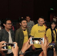 Menonton film Bidah Cinta, Ahok dan Veronica Tan, kompak memakai kaus berwarna kuning yang merupakan merchandise dari layar lebar yang mereka tonton. Foto: Dok. Instagram, Detikcom