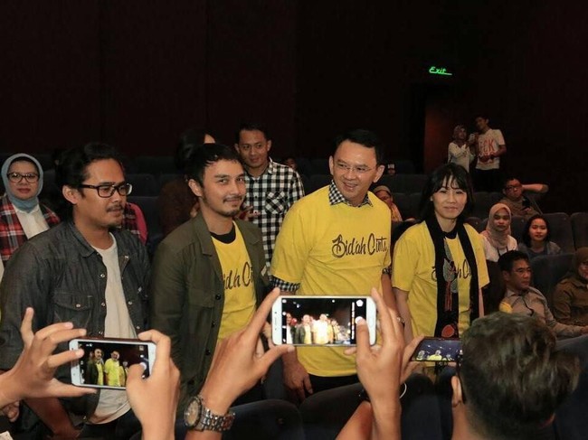 Menonton film Bidah Cinta, Ahok dan Veronica Tan, kompak memakai kaus berwarna kuning yang merupakan merchandise dari layar lebar yang mereka tonton. Foto: Dok. Instagram, Detikcom