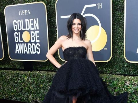 Ini Kata Kendall Jenner Soal Penapilan Jerawatan di Golden Globes 