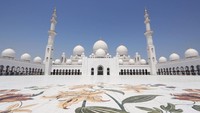 Inilah Masjid Sheikh Zayed di Abu Dhabi. Masjid ini kebanggan masyarakat setempat dan disebut-sebut sebagai salah satu masjid tercantik di dunia (Visit Abu Dhabi)