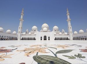Ini Masjid Cantik yang Punya Karpet Terbesar Dunia