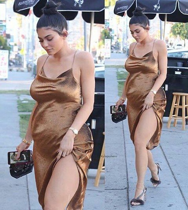 Perut Kylie diedit membuncit seperti wanita yang tengah hamil empat atau lima bulan. Foto: Instagram