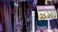 Sejumlah pedagang menggelar harga promo.