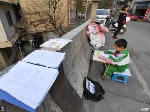 Kisah Haru Bocah 8 Tahun yang Setiap Hari Belajar di Jembatan Layang