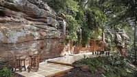 Suasana di luar rumah. Penguni bisa bersantai sembari menikmati suasana alam yang tersedia. Rumah ini pun disewakan oleh pembuatnya. Istimewa/Curbed.