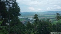Jika dilihat dari puncak gunung ini, pemandangan Sungai Citarum bagai danau hasil letusan gunung berapi, airnya terlihat tenang (Wisma Putra/detikTravel)