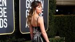Pesona Para Selebriti Cantik Bergaun Hitam di Golden Globe 2018