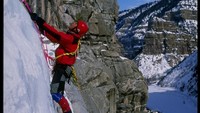 Ice Climbing. Mirip seperti panjang tebing. namun yang didaki pada olahraga ini adalah es. Berbeda dengan pendakian tebing, memanjat es punya tantangan lebih banyak dan risiko yang jauh lebih besar. (Mike Powell /Allsport)