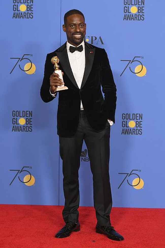 Sterling K Brown mencetak sejarah dengan memenangkan piala Golden Globes pertama untuk pria berkulit hitam di kategorinya. Peran Sterling dalam serial This Is Us juga telah memenangkan sejumlah penghargaan di 2017. Foto: Getty Images