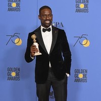Sterling K Brown mencetak sejarah dengan memenangkan piala Golden Globes pertama untuk pria berkulit hitam di kategorinya. Peran Sterling dalam serial This Is Us juga telah memenangkan sejumlah penghargaan di 2017. Foto: Getty Images