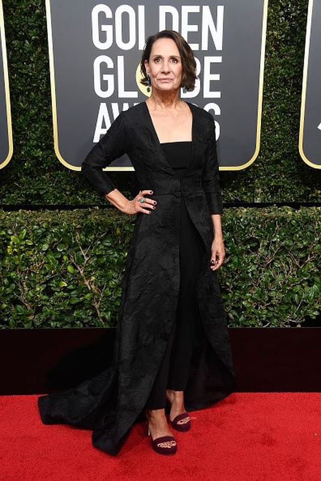 Mendukung para wanita yang menjadi korban pelecehan seksual di industri Hollywood, Laurie Metclaf mengenakan jumpsuit hitam. Aktris yang masuk nominasi Best Supporting Actress tersebut menambahkan luaran berwarna serupa dengan ekor yang dramatis. Foto: Getty Images