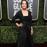 Mendukung para wanita yang menjadi korban pelecehan seksual di industri Hollywood, Laurie Metclaf mengenakan jumpsuit hitam. Aktris yang masuk nominasi Best Supporting Actress tersebut menambahkan luaran berwarna serupa dengan ekor yang dramatis. Foto: Getty Images