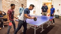 Intuit, perusahaan software asal Amerika Serikat, juga memiliki arena olahraga di kantornya. Terlihat beberapa orang pegawainya sedang bermain tenis meja. Fortune.com/Istimewa.