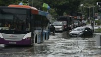 Ketinggian banjir di dekat Upper Changi Road dilaporkan mencapai setinggi lutut orang dewasa. Sedangkan banjir di luar stasiun MRT Paya Lebar membuat sebuah mobil terjebak. Foto: Asia One/Stomp