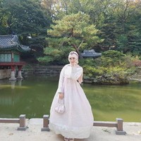 Ini gaya feminin Kim Miso saat memakai hanbok yang merupakan baju tradisional Korea. Ia memilih hanbok warna merah muda disesuaikan dengan kerudungnya dengan pilihan palet dasar serupa. Foto: Dok. Instagram @kimmiso1194