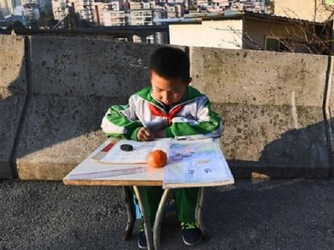 Kisah Haru Bocah 8 Tahun yang Setiap Hari Belajar di Jembatan Layang