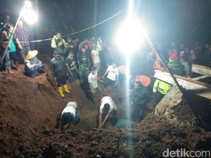 Longsor di Ponorogo Timbun Rumah, Ibu dan Anak Ditemukan Meninggal