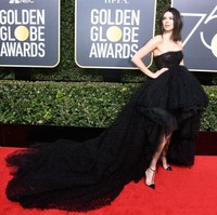 Model 22 tahun itu memadukan gaunnya dengan pointy shoes yang juga berwarna hitam. Foto: Getty Images