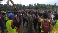 Dari pengamatan detikcom di lokasi, seorang pria diduga dari pihak warga mengalami luka-luka di bagian kepala hingga berdarah. Dia terlihat tergeletak di tengah kerumunan antara warga dan polisi. 