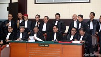 Dalam sidang kali ini, Jonru didampingi tim kuasa hukum dari LBH Bang Japar.