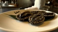 Ini dia saudara oyster yang sulit untuk ditolak oleh Maia, ya! Abalone. Ia sampai menuliskan wenak tenannnnn... Paarrraaahhh di akun @maiaestiantyreal. Sajian ini ia makan saat berada di Tokyo, Jepang. Foto: Instagram Maia Estianty
