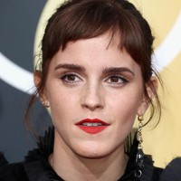 Tatanan rambutnya terkesan low-maintenance, meskipun wajahnya tetap cantik berpulas eye shadow warna natural dan lipstik merah terang. Foto: Getty Images