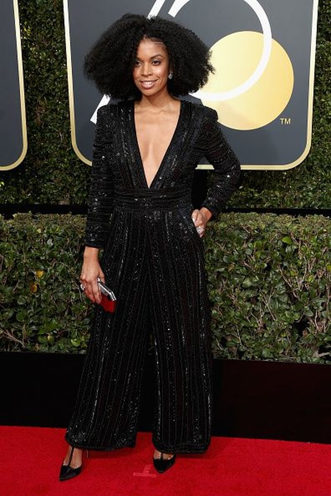 Susan Kelechi Watson juga mengenakan jumpsuit. Pemain serial This is Us tersebut memilih yang berbelahan dada rendah dan berdetail sequin. Foto: Getty Images