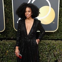 Susan Kelechi Watson juga mengenakan jumpsuit. Pemain serial This is Us tersebut memilih yang berbelahan dada rendah dan berdetail sequin. Foto: Getty Images