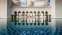 Masjid Sheikh Zayed salah satu masjid terbesar di dunia. Luasnya 22.412 meter persegi yang setara dengan lima lapangan sepakbola dan mampu menampung lebih dari 40 ribu jamaah. Belum lagi, masjidnya dikelilingi kolam-kolam yang cantik (Visit Abu Dhabi)