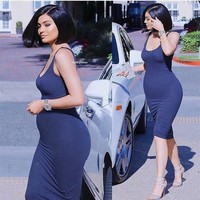 Ada lagi akun Instagram @kylie.fornow, di mana penampilan perut Kylie juga mendapat editan. Dengan gaun glamour, tampak perut Kylie membuncit. Foto: Instagram