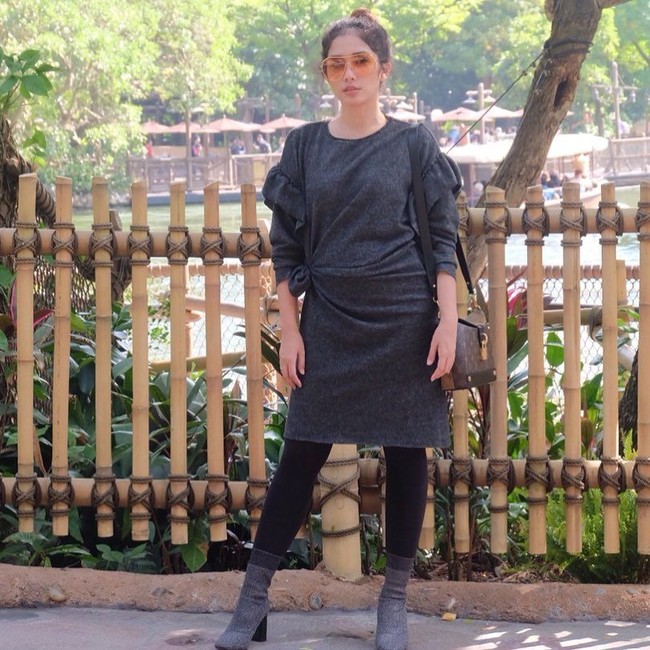 Kali ini, Ussy Sulistiawaty tampil stylish dalam setelan tunik dan legging hitam. Ankle boots abu-abu membuat penampilannya lebih edgy. Ia memakai tas dari Louis Vuitton Bento Box seharga US$ 2,610 atau sekitar Rp 35 juta berdasarkan situs resminya. Foto: Dok. Instagram @ussypratama