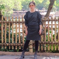 Kali ini, Ussy Sulistiawaty tampil stylish dalam setelan tunik dan legging hitam. Ankle boots abu-abu membuat penampilannya lebih edgy. Ia memakai tas dari Louis Vuitton Bento Box seharga US$ 2,610 atau sekitar Rp 35 juta berdasarkan situs resminya. Foto: Dok. Instagram @ussypratama