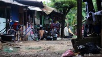 Rata-rata rumah yang dibangun di kawasan ini adalah semi permanen.